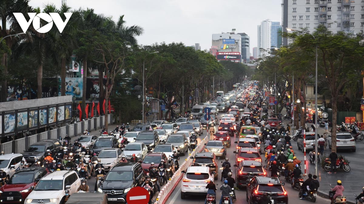 Traffic congestion worsens in Hanoi due to Tet crowds